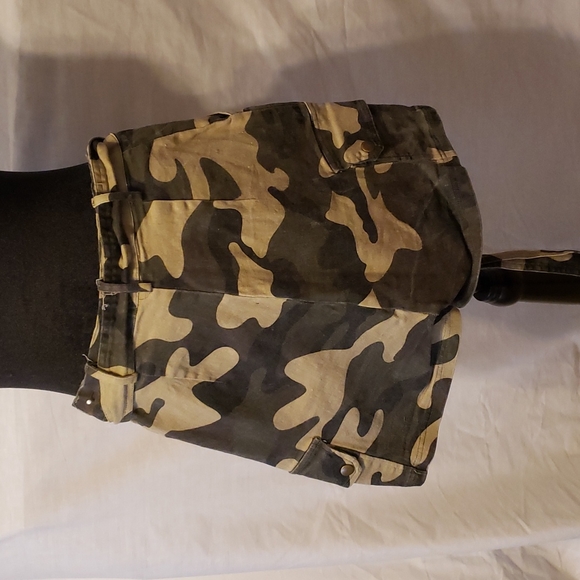 Xs small army fatigue stretch shorts - Picture 3 of 5